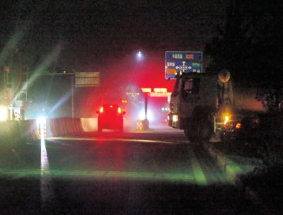 混凝土攪拌站車深夜借道2