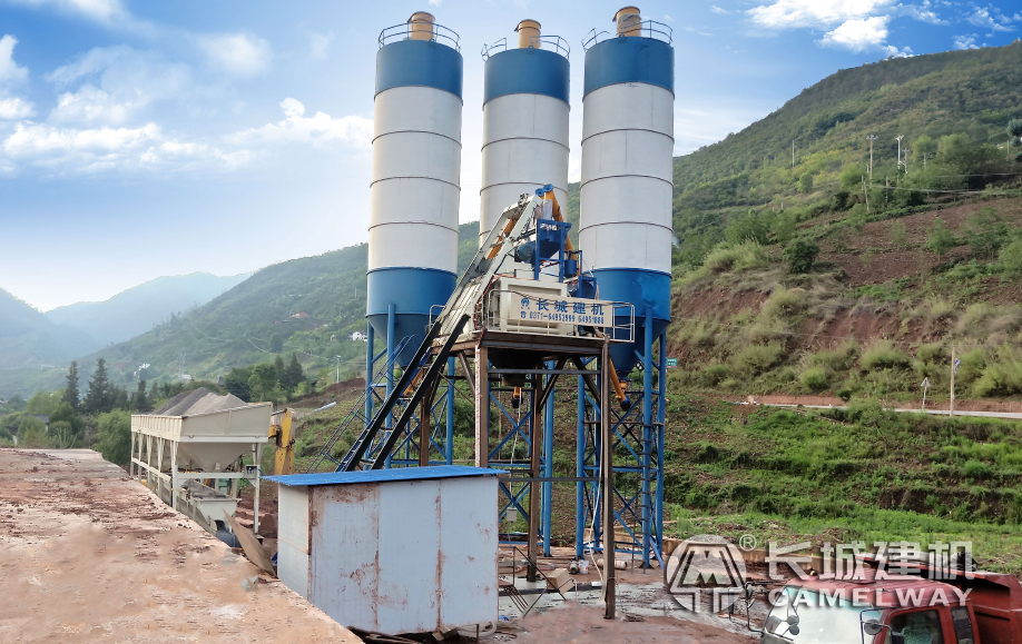 首先，我們要知道50攪拌站設(shè)備比較適合小型的工程現(xiàn)場生產(chǎn)使用，其該設(shè)備的特點(diǎn)主要有以下幾種：

