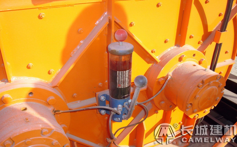 混凝土攪拌機軸端加油現(xiàn)場圖 混凝土攪拌機軸端加油現(xiàn)場圖